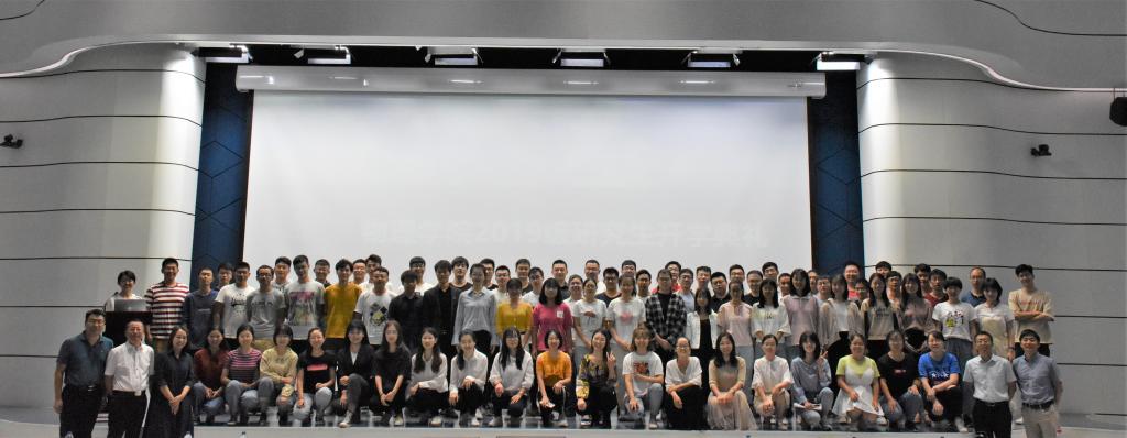 2019级beat365正版唯一入口必一研究生拍下的第一张全家福